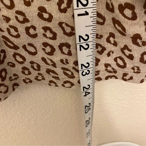 Ann Taylor Factory leopard print knit blouse top ruffled 3/4 sleeves crew neck M - Picture 3 of 9